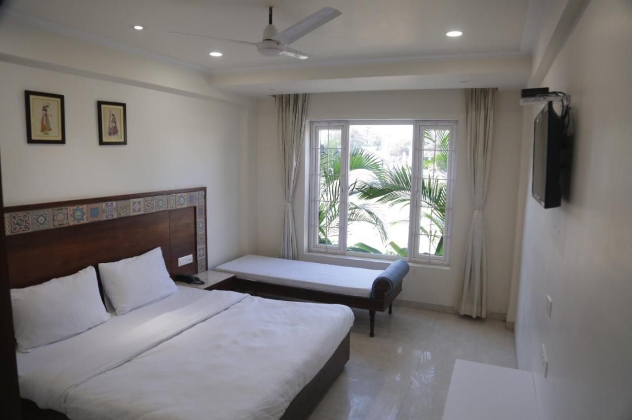 Executive Club Hotel Bareli Kültér fotó